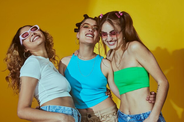 Retrato de amigas en el estilo de moda de la década de 2000 posando juntas