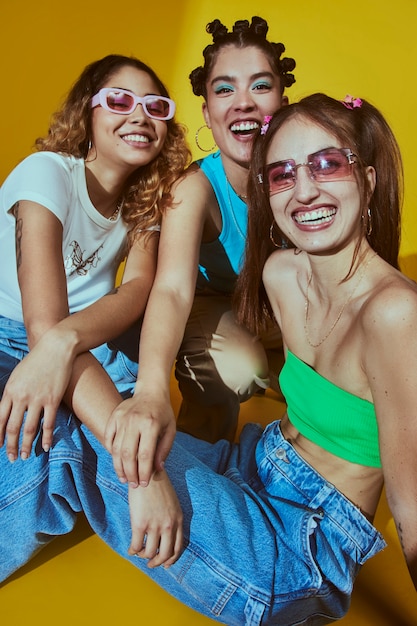 Retrato de amigas en el estilo de moda de la década de 2000 posando juntas