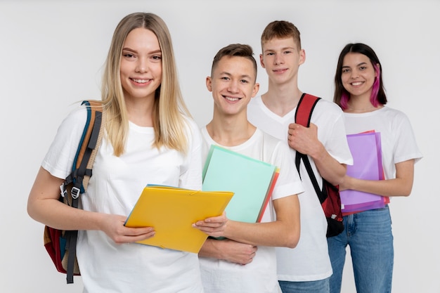 Foto gratuita retrato de amigos adolescentes como un grupo genial