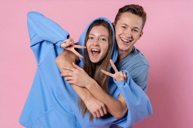 Retrato de amigos adolescentes divirtiéndose y mostrando el signo de la paz