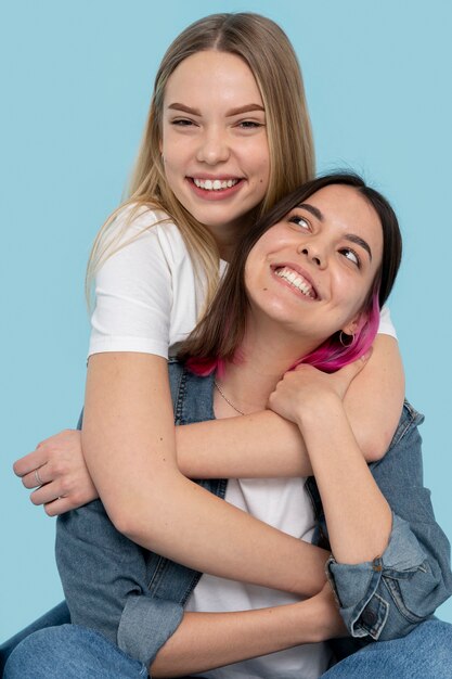 Retrato de amigos adolescentes siendo felices juntos