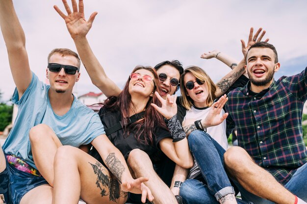 Retrato de amigos despreocupados que se divierten juntos