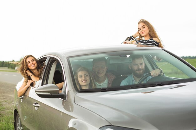 Retrato de amigos disfrutando el viaje por carretera al aire libre