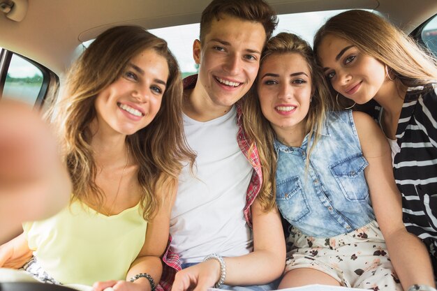 Retrato de amigos felices en el coche