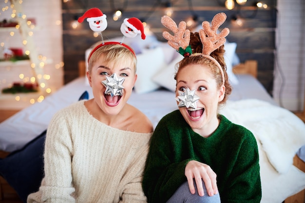 Foto gratuita retrato de amigos juguetones en navidad