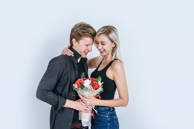 Retrato de amor joven pareja feliz junto con la flor