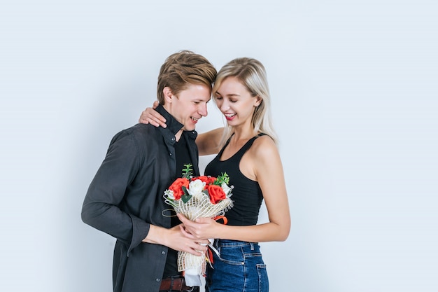 Retrato de amor joven pareja feliz junto con la flor