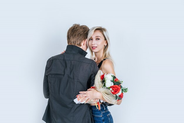 Retrato de amor joven pareja feliz junto con la flor