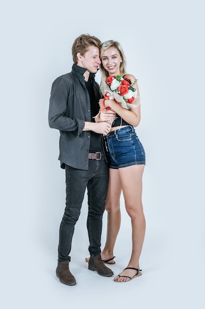 Retrato de amor joven pareja feliz junto con la flor