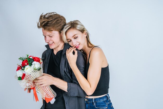 Retrato de amor joven pareja feliz junto con la flor