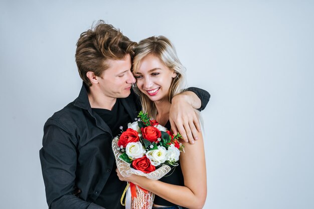 Retrato de amor joven pareja feliz junto con la flor