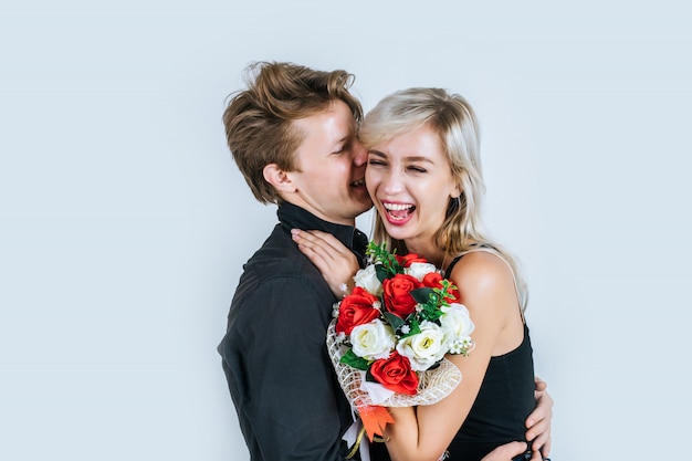 Retrato de amor joven pareja feliz junto con la flor