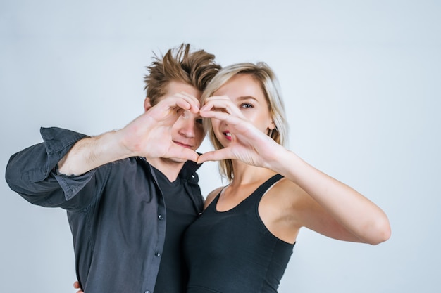 Retrato de amor joven pareja feliz junto