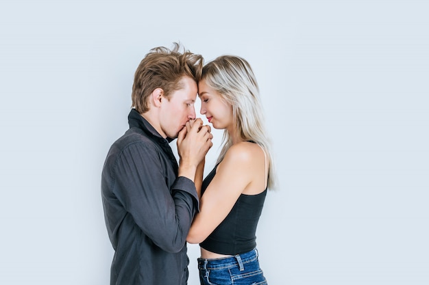 Foto gratuita retrato de amor joven pareja feliz junto