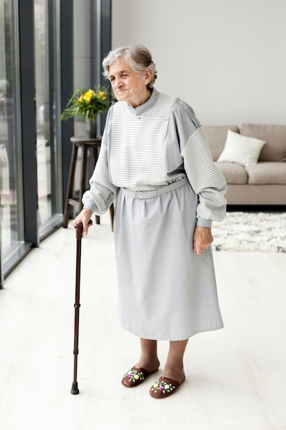 Retrato de anciana abuela mirando a otro lado