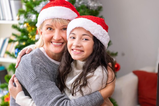 Retrato de anciana abuela y niña durante la cena familiar celebran el festival navideño