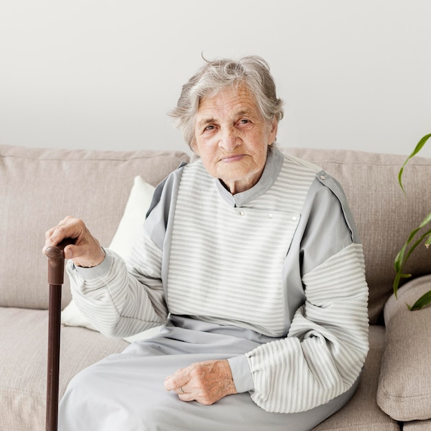 Retrato de anciana abuela sentada en el sofá