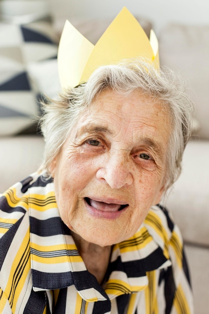 Retrato de anciana abuela sonriendo