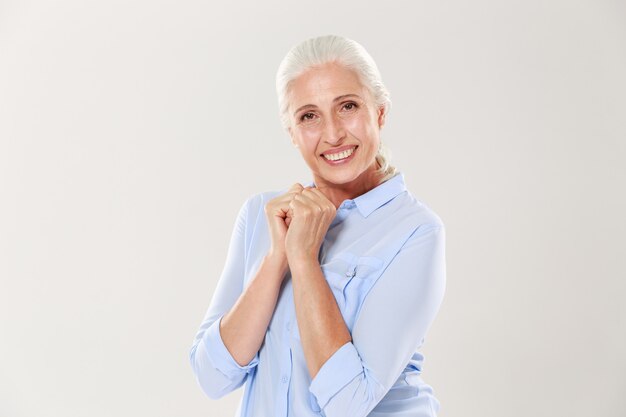 Retrato de anciana salida en camisa azul