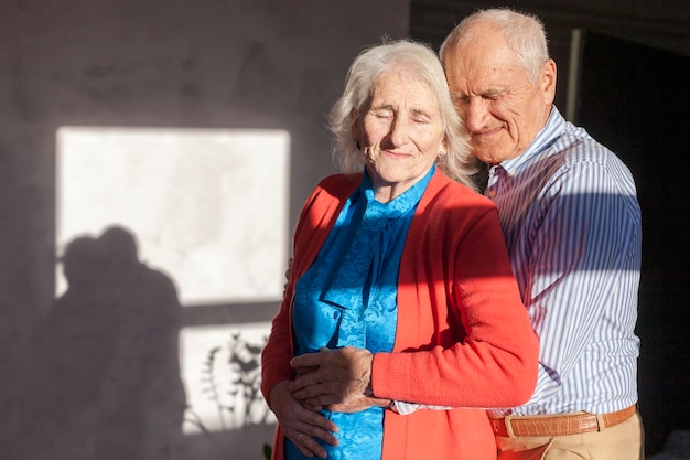 Retrato de anciano y mujer enamorada