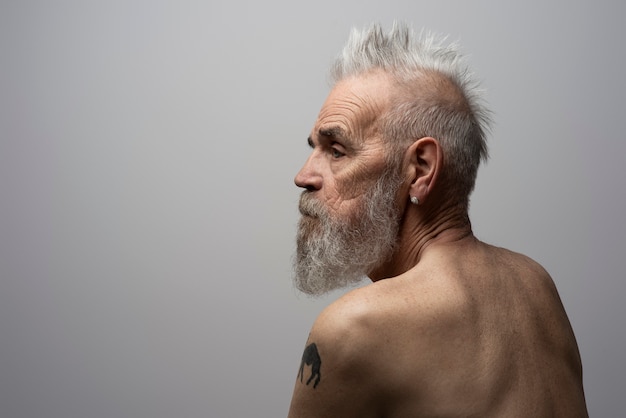 Foto gratuita retrato de anciano sensible en estudio