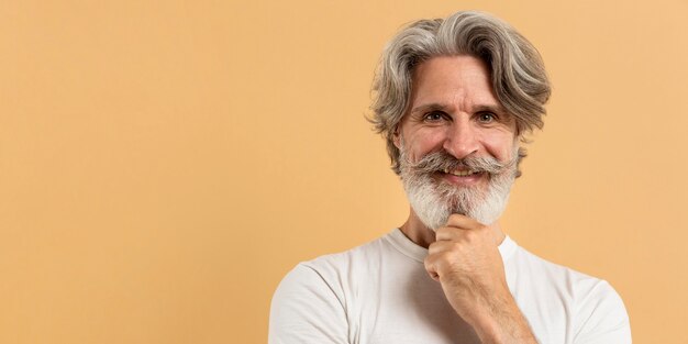 Retrato de anciano sonriendo con espacio de copia