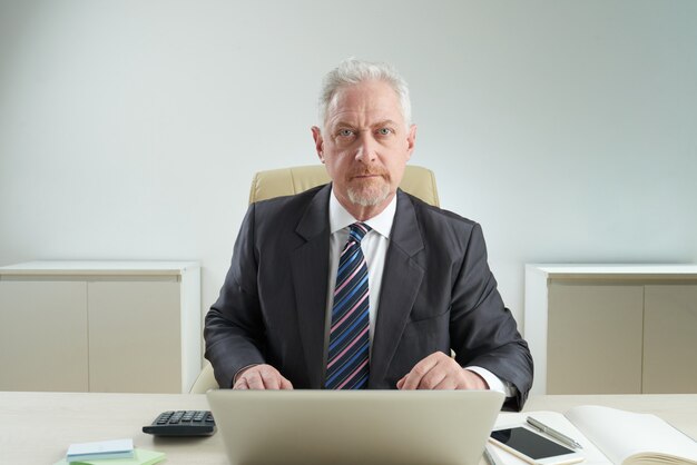 Retrato de anciano trabajador de cuello blanco