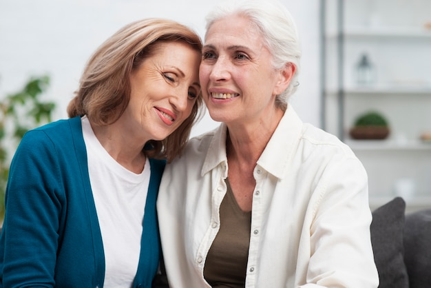 Retrato ancianos amigos juntos