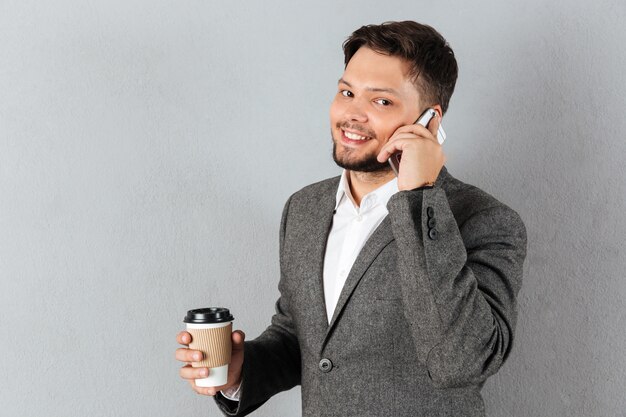 Retrato de un apuesto hombre de negocios hablando