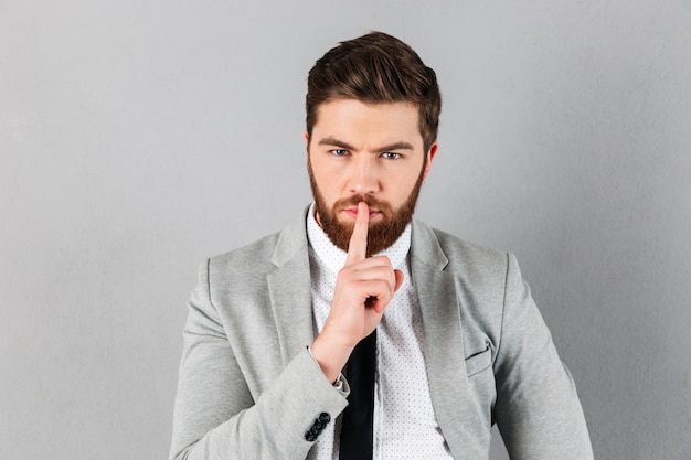 Retrato de un apuesto hombre de negocios vestido con traje