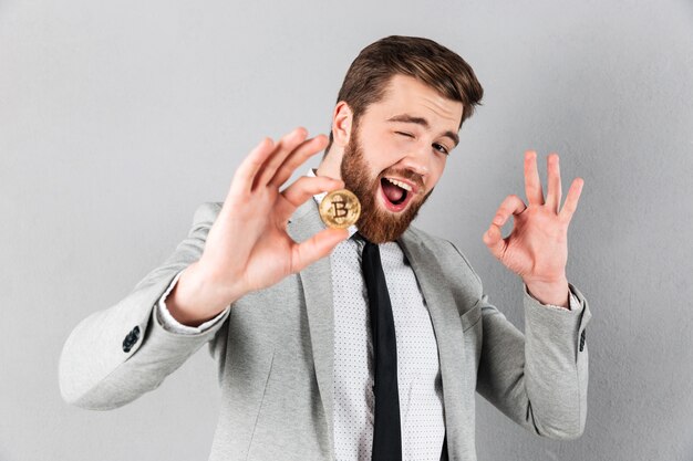 Retrato de un apuesto hombre de negocios vestido con traje