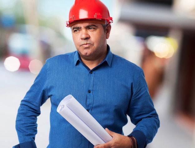 retrato de un arquitecto de pensar en su proyecto