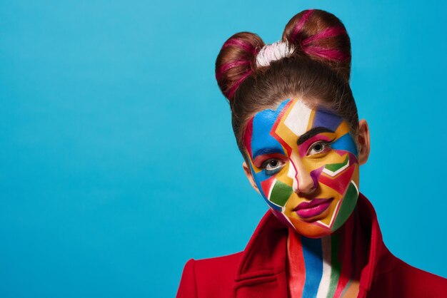 Retrato de arte pop de modelo con figuras coloridas en la cara