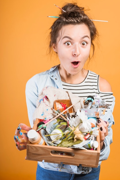 Foto gratuita retrato de artista con caja de madera