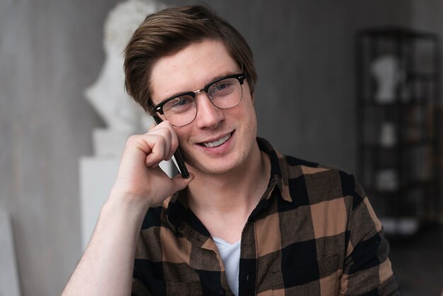 Retrato del artista hablando por teléfono