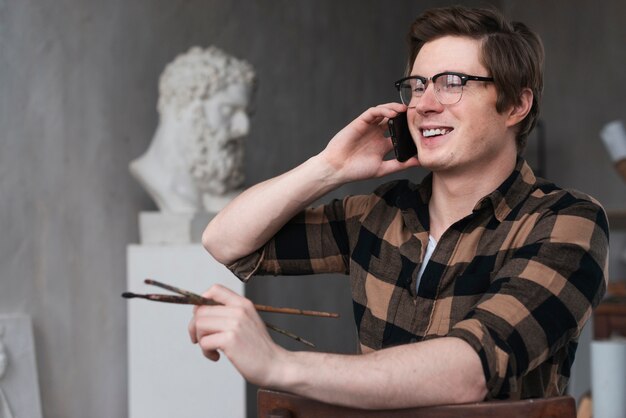 Retrato del artista sonriente hablando por teléfono