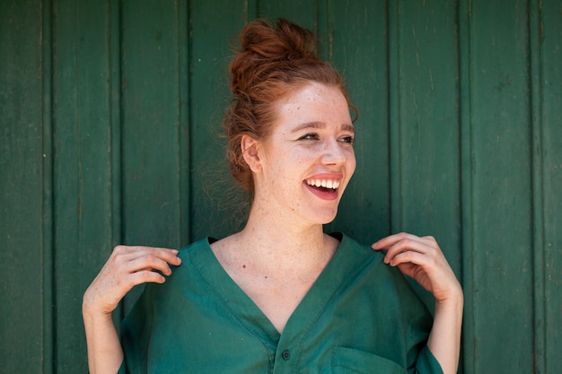 Foto gratuita retrato artístico sonriente de la mujer del pelirrojo