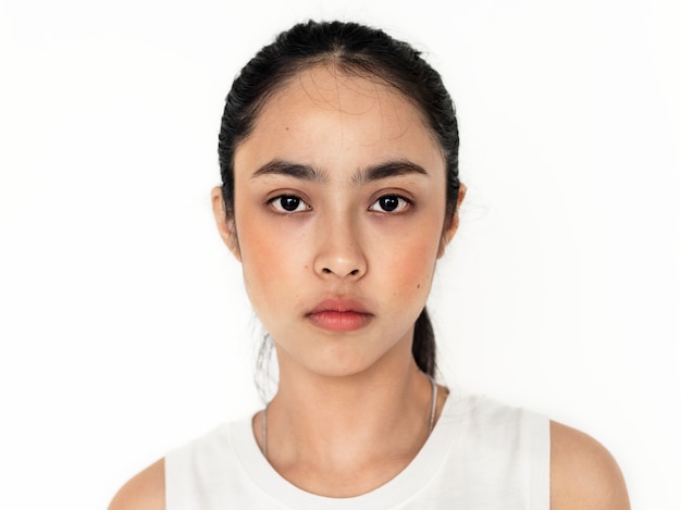 Retrato asiático joven de la muchacha aislado