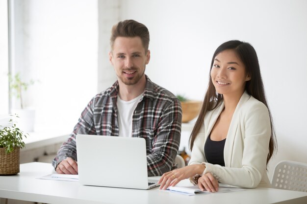 Retrato asiático joven sonriente del equipo de los profesionales de la empresaria y del hombre de negocios