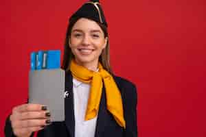 Foto gratuita retrato de asistente de vuelo con boletos de avión y pasaporte