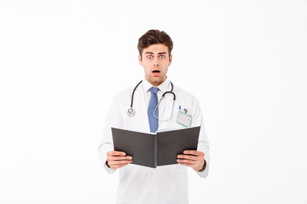 Retrato de un asombrado joven médico masculino