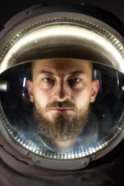 Retrato de un astronauta masculino totalmente equipado con casco