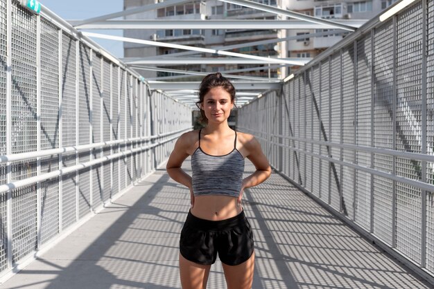 Retrato de atleta femenina en ropa deportiva