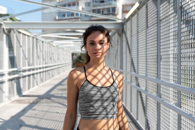 Retrato de atleta femenina en ropa deportiva