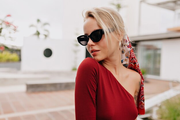 Foto gratuita retrato de atractiva chica rubia con cabello largo con accesorios en la cabeza y gafas