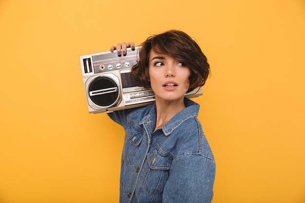 Retrato de una atractiva joven vestida