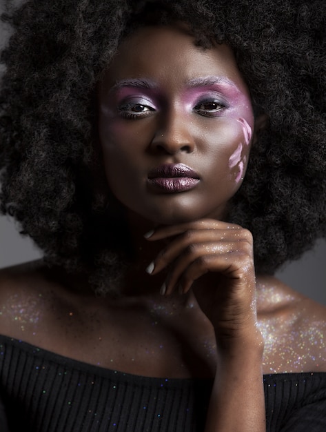 Foto gratuita retrato de una atractiva mujer afroamericana con hermoso maquillaje y cabello oscuro