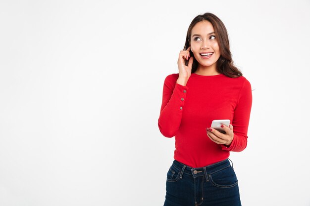 Retrato de una atractiva mujer asiática sonriente