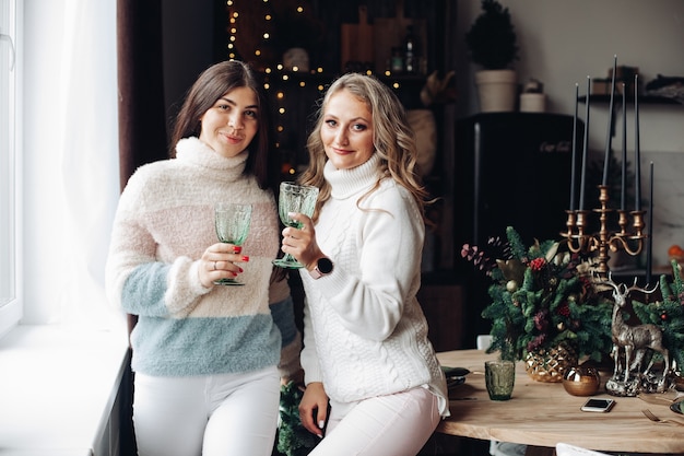 Retrato de atractivas novias caucásicas celebran modestamente el año nuevo juntos