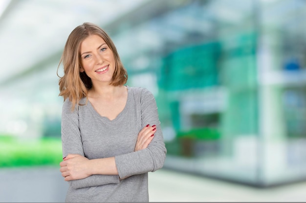 retrato, de, atractivo, caucásico, mujer sonriente